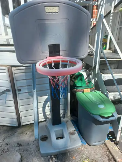 Adjustable height from 4 to 6 ft with a new net in good condition.