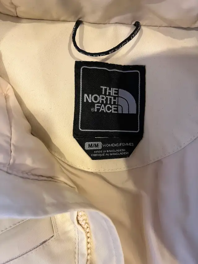 North Face Women's Winter Coat in Women's - Tops & Outerwear in City of Montréal - Image 4