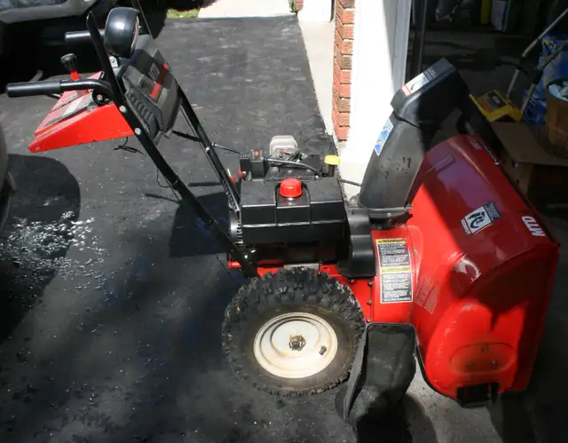 Snowblower 10 HP 29" Scoop 55 hours in Snowblowers in Oakville / Halton Region - Image 3