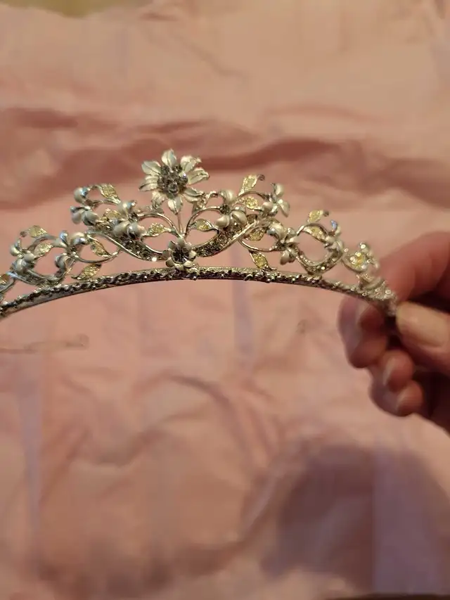 Wedding Tiara in Wedding in Lethbridge - Image 2
