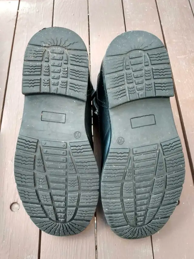 men's snow boots-multiple pairs Columbia (size 10.5)  and Thins in Men's Shoes in Hamilton - Image 11