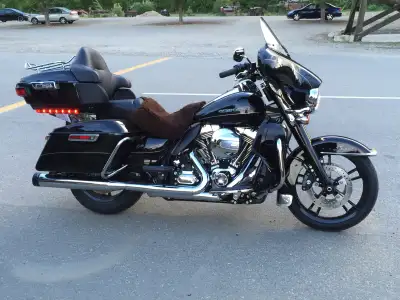 Custom 2015 Harley Davidson Ultra Classic Limited. Well maintained, new tires, new Battery. Features...