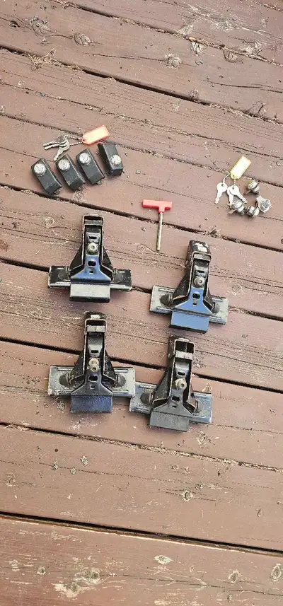 For Sale: Thule 400XT Aero Foot Pack Set (for Naked Roofs), View more