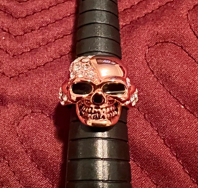 New, Rose gold skull ring Sz 5.5 in Jewellery & Watches in Gatineau