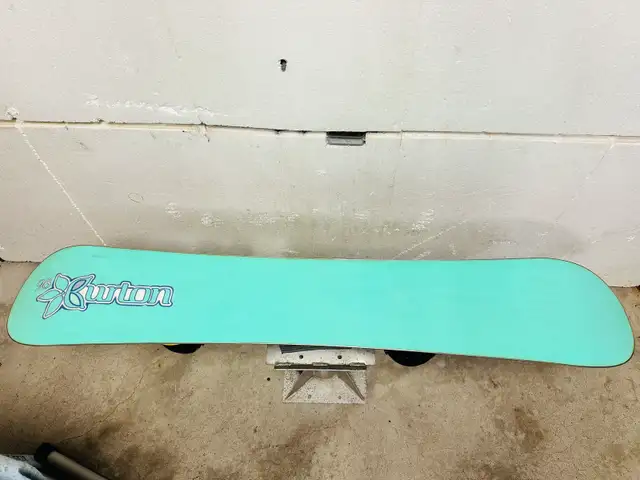 Burton snowboard 156 cm with Burton Mission medium bindings in Snowboard in Markham / York Region - Image 8