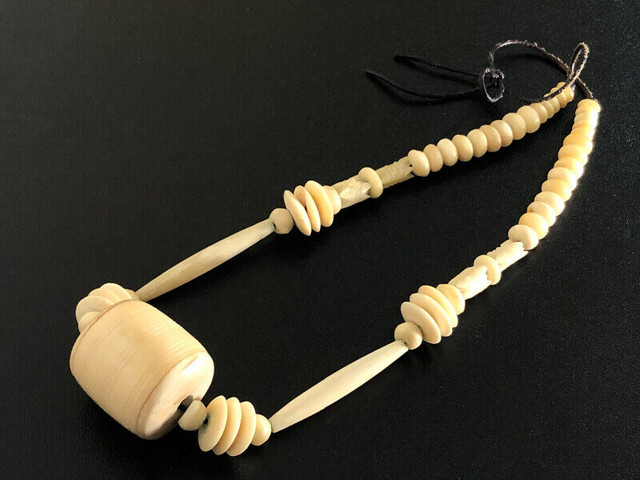 Vintage ivory or bone necklace dans Bijoux et montres  à Ville de Montréal