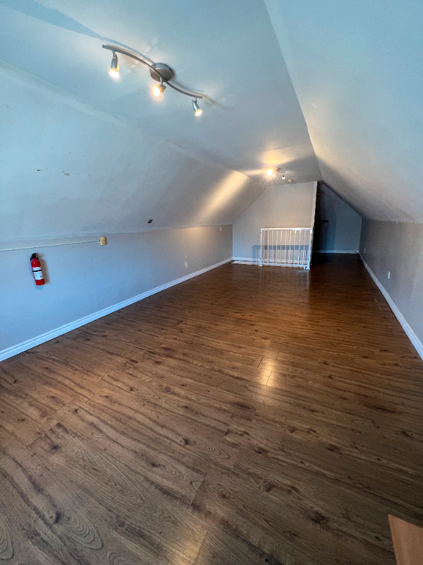 Large Loft Convenient Downtown Location in Room Rentals & Roommates in Peterborough - Image 4