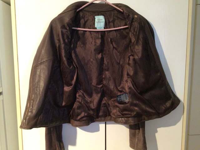 Manteau en cuir dans Femmes - Hauts et vêtements d'extérieur  à Ville de Montréal - Image 3