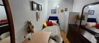 Salut! Salam Alaykume! Je suis une femme, louant une chamber privée meublée d'un lit simple, Commode...