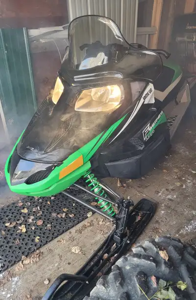 2011 Arctic Cat F8 800 LXR 1363 km (847 miles) 800cc EFI two-stroke twin engine Twin Spar chassis /...