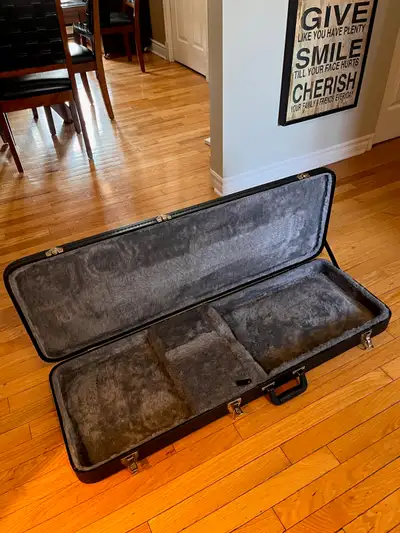 Electric guitar case - Étui de guitare électrique, View more