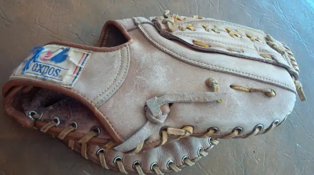 Vintage Baseball Glove, Expos, 5526, Professional Model in Arts & Collectibles in Stratford - Image 2