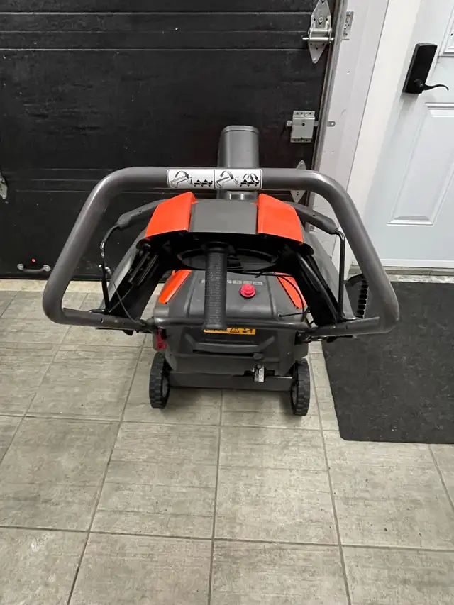 Souffleuse Husqvarna ST151 in Snowblowers in Laval / North Shore - Image 7