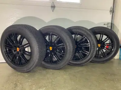Pour Porsche Macan 4 pneus sur mag 19’’ Mag 2 x 19x8 5x112 et 2 x 19x9 5x112 Pneus 2 x NOKIAN 235/55...