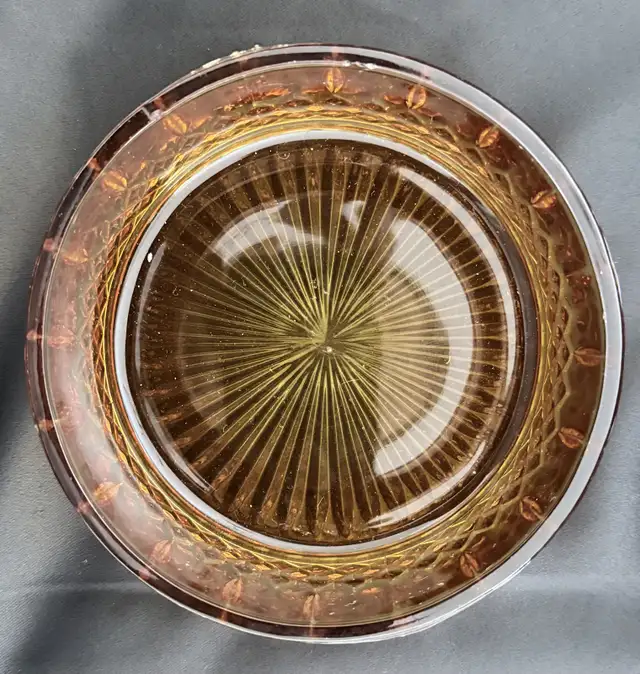 Indiana Glass Amber Diamond Point bowl in Arts & Collectibles in Ottawa - Image 5