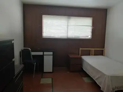 A nice room on first floor in a detached house. Close to Falls, walking distance to nearby public tr...