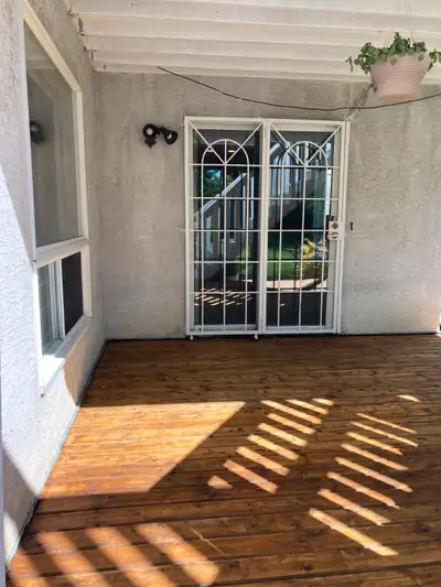 Separate entrance at the back door; - Very bright living room and bedroom - Full kitchen with stove,...