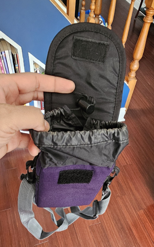 Small camera pouch with waterproof lining in Cameras & Camcorders in Ottawa - Image 3
