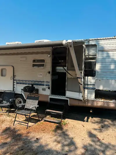 PRICE DROPPED!!! Available for viewing anytime! 2005 Solaris sunline travel trailer, bunk model, lar...