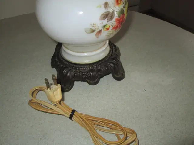 lampe de chevet  allure lampe huile?? in Kids in Laval / North Shore - Image 6