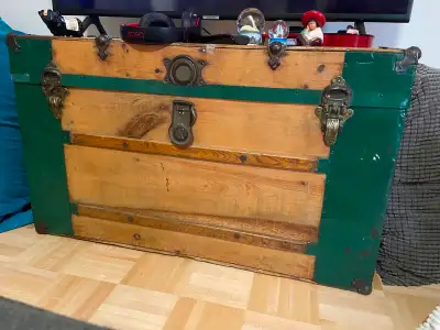 Beaucoup de rangement à l'intérieur 2 étages Idéal pour ranger souvenirs ou autres Très léger à tran...
