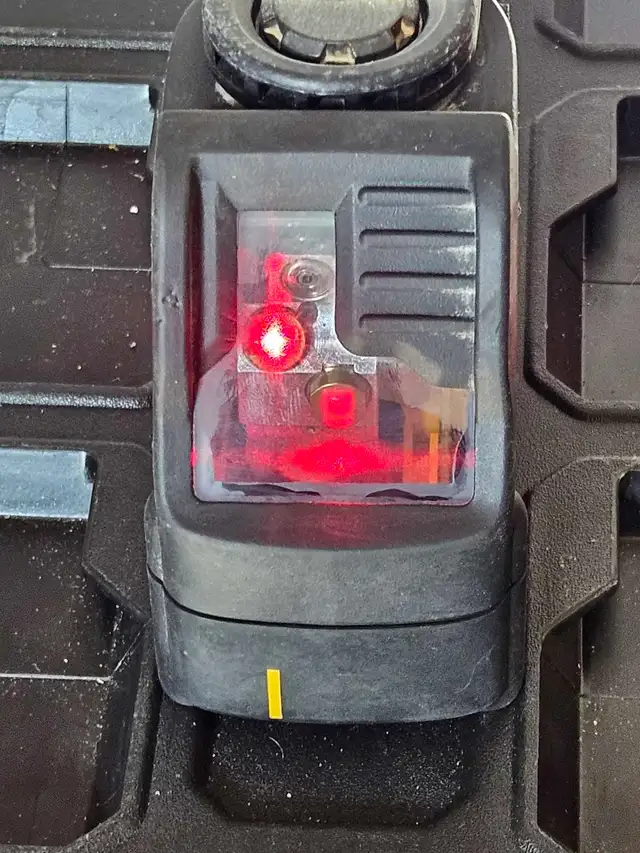 Dewalt 165ft Red Cross-Line laser level L-Bracket in Power Tools in Ottawa - Image 3