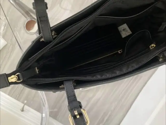 Calvin Klein Black Tote Bag in Women's - Bags & Wallets in Oshawa / Durham Region - Image 6