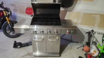 Nexgrill Deluxe BBQ with 3 Propane Tanks – Excellent Condition, View more