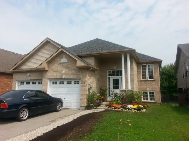 Bright and gorgeous 3 Bedrooms plus den