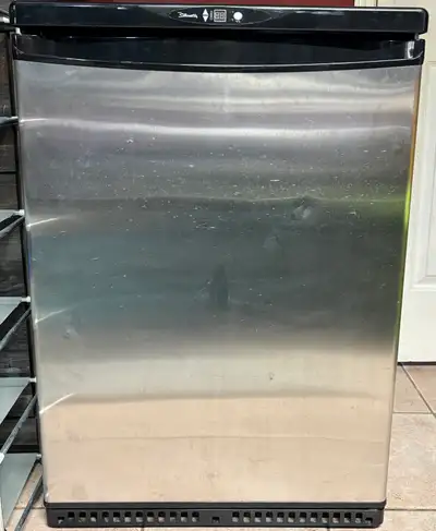 This is a used Danby mini fridge, perfect for keeping your beverages cold with its compact design, i...