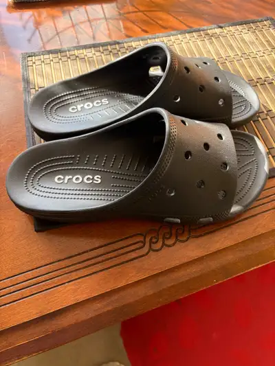 Une paire de sandales crocs neuf., View more