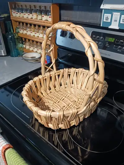 Panier d'osier comme neuf, à servi pour mettre des pantoufles à la porte d'entrée seulement, diensio...