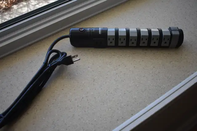 MINUTEMAN MMS780R Computer Surge Protector. in Cables & Connectors in West Island - Image 2