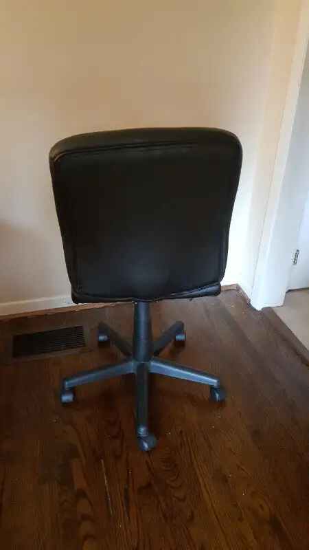 Used Office Chair in Chairs & Recliners in Markham / York Region - Image 4
