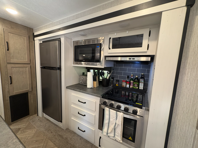 2022 PUMA 32BHKS – COMPLETE TURNKEY RIDEAU ACRES CAMPGROUND