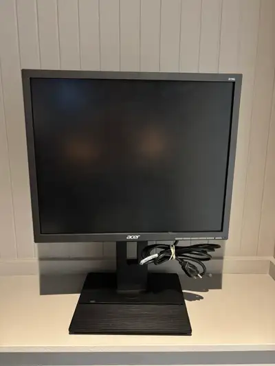 Vieux Écran sans hdmi mais parfaite solution pas chère pour un écran à la maison. Prix affiché à 0$...