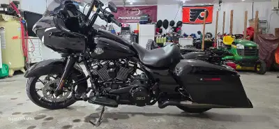 Like new, just over 5000km. Pics speak for themselves. Khrome Werx pipes, 12" Paul Yaffe bars, tuner...