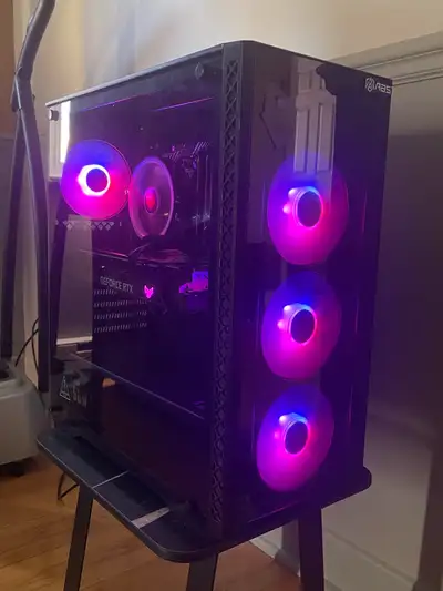 Ordinateur de gaming J’ai oublié les composantes exactes, c’est pourquoi je le fais seulement à 1450...