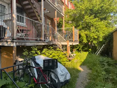 JULY LEASE! (2 bed 1 bath)