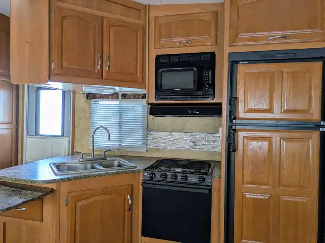 2010 Keystone Cougar Bunk in RVs & Motorhomes in Grande Prairie - Image 6