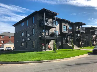 Grand logement 5 et demi à louer à Drummondville dans un immeuble tranquille 6plex sur la rue Félici...