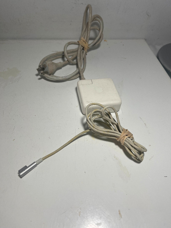 GENUINE, APPLE 60W Power Adapter Charger L-Type Magnetic for Mac dans Câbles et connecteurs  à Ville de Montréal - Image 3