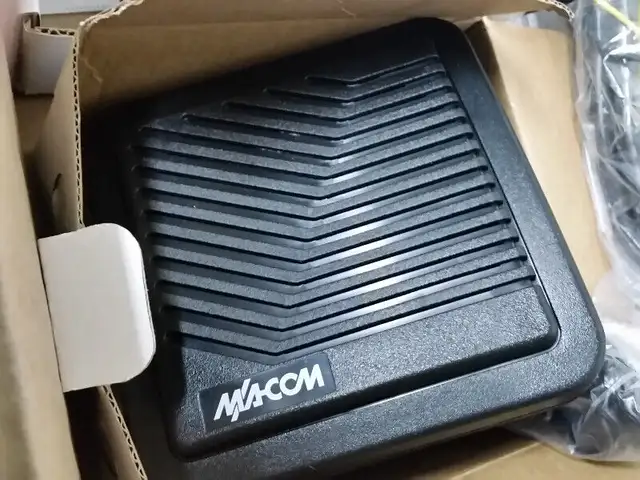 Harris MA/COM M7100 IP Mobile Radio MAHG-N8MXX NEW in box with a in Other in City of Montréal - Image 9