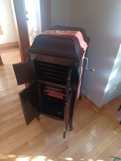 Beautiful, fully operational antique hand-crank record player cabinet with a large vintage 78 RPM re...