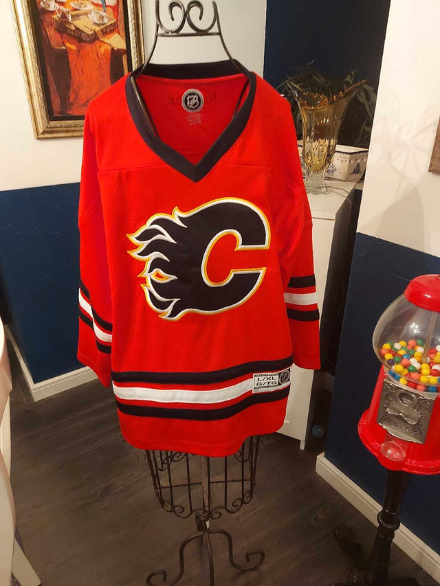 Calgary Flames youth jersey xl in Hockey in Calgary - Image 4