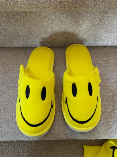 brand new Market brand Smiley Slippers brand new Market brand Smiley Slippers size 6 authentic and o...