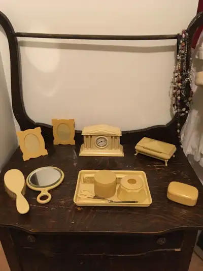 Plusieurs articles de couleur ivoire parfait pour mettre sur un meuble type coiffeuse; (2 peignes, m...