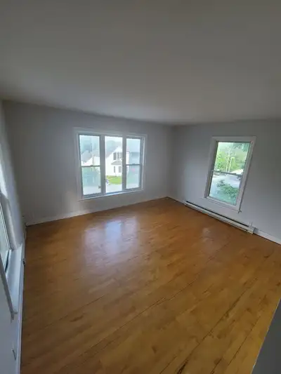 Grand 5 ½ lumineux – Mont-Bellevue – Rue Belvédère Nord – Stationnement inclus 1 450 $ / mois Dispon...