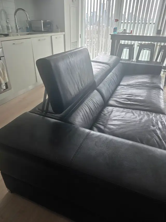 Natuzzi Italia Leather Sofa Avana—Modern Design with Adjustable in Couches & Futons in City of Toronto - Image 4