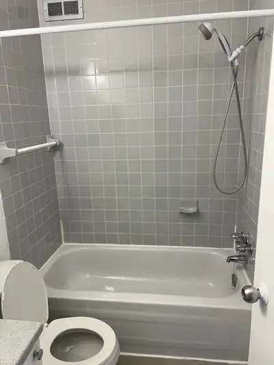 Grand deux et demi chauffé et eau chaude incluse . À dix minutes du REM . Juste dernière l’hopital s...